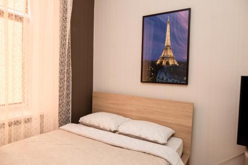 リヴィウにあるТеатральна#Ilike#のエッフェル塔の写真が飾られたベッドルーム1室
