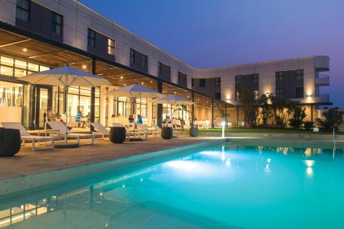 un hotel con piscina por la noche en Garden Court Kitwe en Kitwe