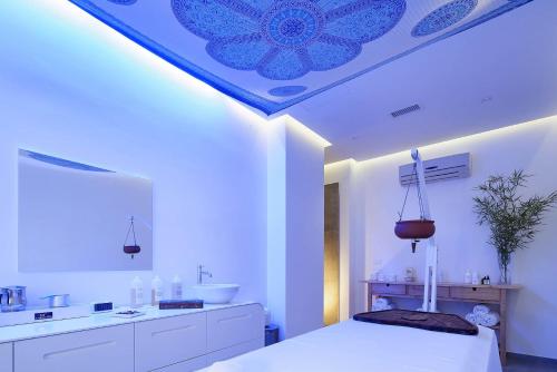 a bedroom with a bed and a blue ceiling at Hotel Parco Smeraldo Terme in Ischia