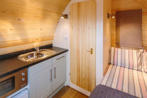 Η κουζίνα ή μικρή κουζίνα στο Campion Glamping Pod
