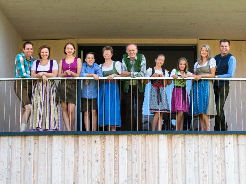 grupa osób stojących na balkonie w obiekcie Landhotel Stockerwirt w mieście Vorderstoder
