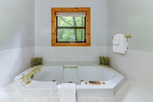 Friendly Bear Cabin, Pigeon Forge (updated prices 2024)