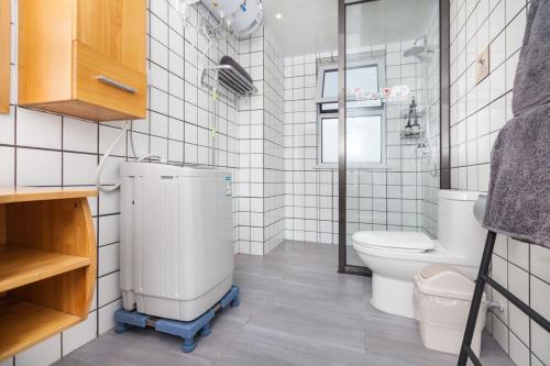 een badkamer met een toilet en een watertank. bij Dalian Jinzhou·Baisheng Shopping Mall· Locals Apartment 00165490 in Jinzhou