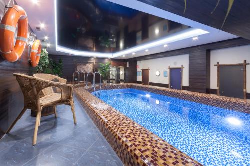 una gran piscina con piscina hinchable en Marins Park Hotel Yekaterinburg, en Yekaterinburg