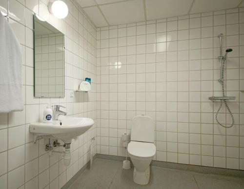 e bagno con servizi igienici, lavandino e doccia. di BB-Hotel Rønne Bornholm a Rønne