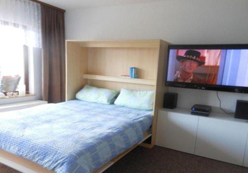 アルテンアウにあるFerienwohnung-Kaehlerのベッドルーム(ベッド1台、薄型テレビ付)
