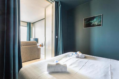 une chambre avec un lit avec deux animaux en peluche dessus dans l'établissement Joie Paris Montparnasse - Alésia, à Paris