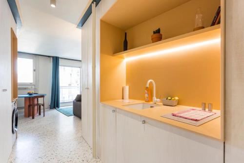 une cuisine avec un évier et un plan de travail dans l'établissement Joie Paris Montparnasse - Alésia, à Paris