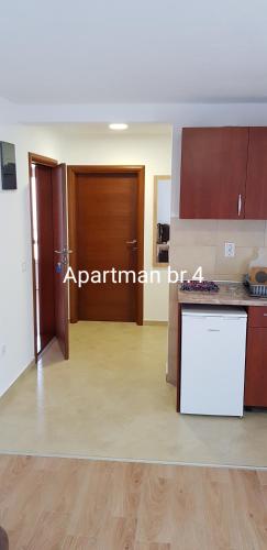 Apartmani Nikmil Bar- Šusanjにあるキッチンまたは簡易キッチン