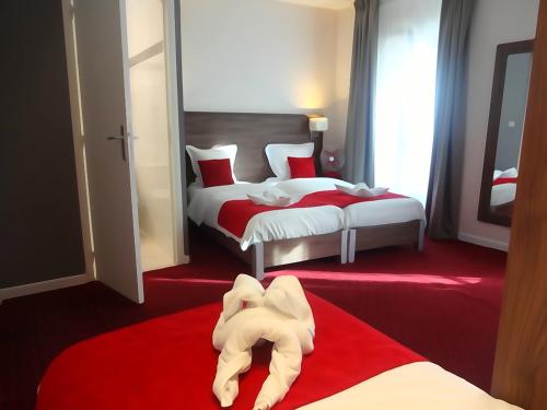 Voodi või voodid majutusasutuse Hotel la Perle Montparnasse toas