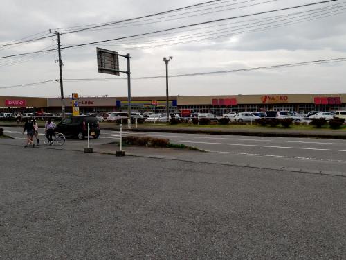 an empty street in front of a store at Guesthouse Shang in Toride
