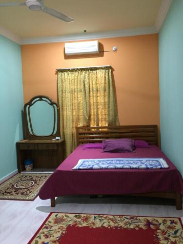 sypialnia z dużym łóżkiem i lustrem w obiekcie Al Islah homestay w mieście Kuala Besut