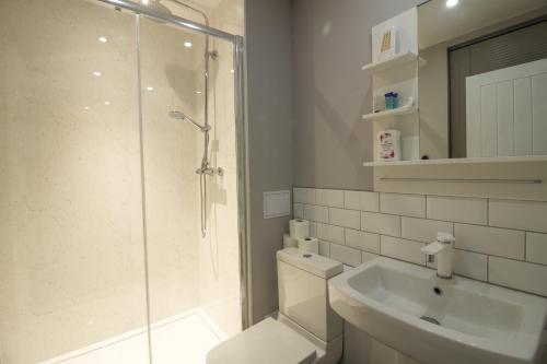 159 Smart Apartments tesisinde bir banyo