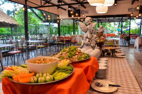 een buffet van eten op een tafel in een restaurant bij At Ruam Chok Hotel in Chiang Mai