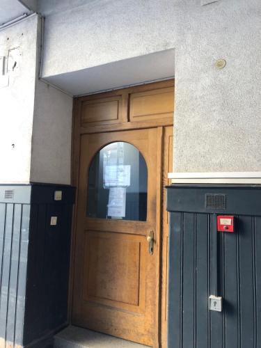 una puerta de madera en un edificio con una puerta en Debo Apartments nähe Westbahnhof - contactless check in, en Viena