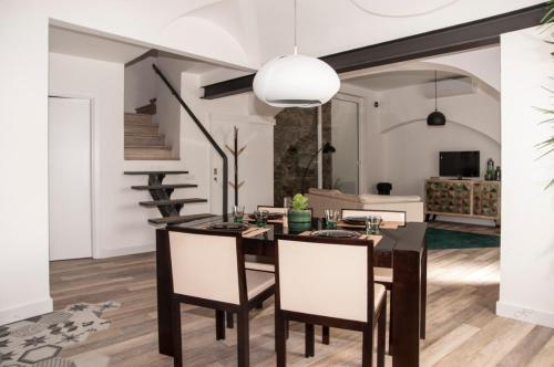a dining room and living room with a table and chairs at Casa Porta D`Aviz in Évora