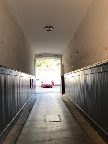 ウィーンにあるDebo Apartments nähe Westbahnhof - contactless check inのトンネル内に車を置いた車