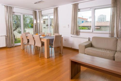 Deluxe Apartment with private Pool - 100m from the sea