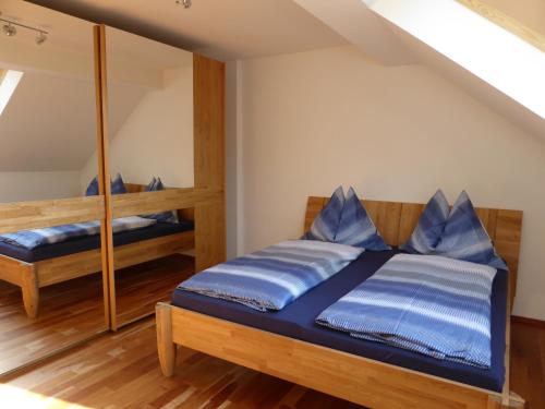 マウテルンドルフにあるLuxusappartement Haus 157のベッドルーム(ベッド1台、鏡付)