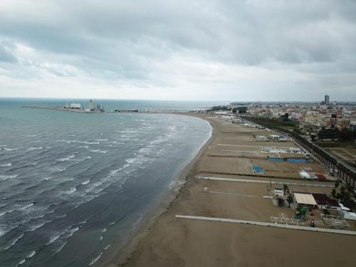 an aerial view of a beach with buildings and the ocean at b&b Tosches in Barletta