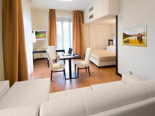 Postel nebo postele na pokoji v ubytování Suite Hotel Elite