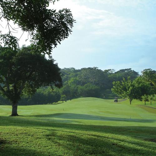 a view of a golf course with a green at Summit Rainforest Golf Resort & All Inclusive in Paraíso