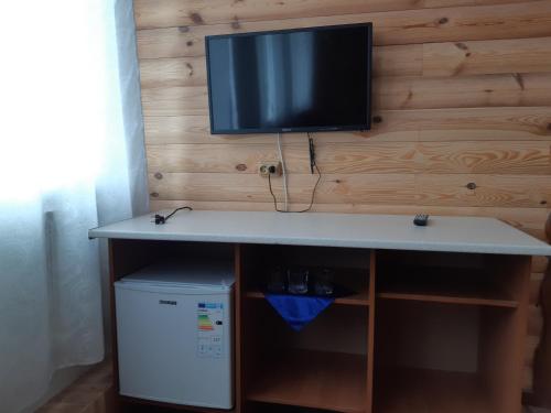 TV at/o entertainment center sa Комплекс відпочинку "Колиба"