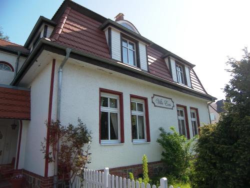 バンシンにあるVilla Exss - Wohnung Harmonieの赤い屋根の白い家