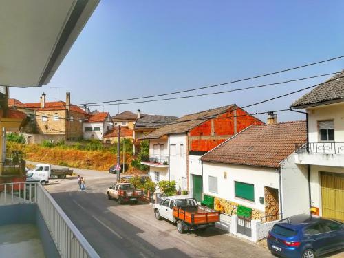 vista su una strada in una città con case di Casa Rafael a Belmonte
