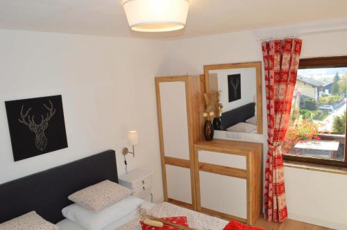 a small room with a bed and a mirror at Haus Susanne in Radstadt
