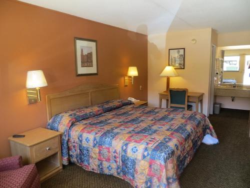 En eller flere senge i et værelse på Studio 6 Suites Dallas TX - Loop 12 West