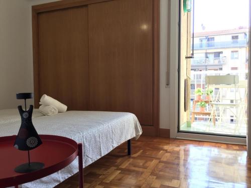 Tempat tidur dalam kamar di FELIPEIV,centrico,terraza,wifi,parking 20 euros night