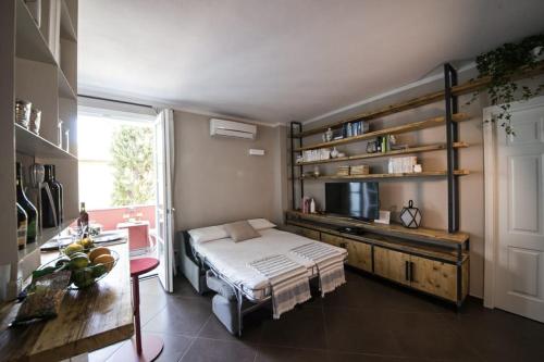 sypialnia z łóżkiem, biurkiem i telewizorem w obiekcie borgo 23 holiday in Florence and Tuscany w mieście Lastra a Signa