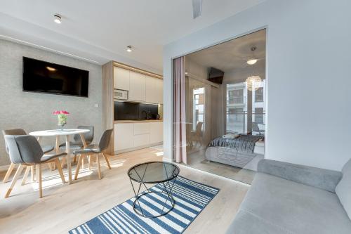 Μια τηλεόραση ή/και κέντρο ψυχαγωγίας στο Staywin Apartments Chmielna Park