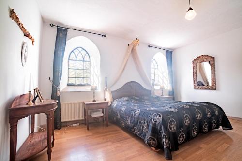Un pat sau paturi într-o cameră la Sonnerupgaard Hotel & Konference