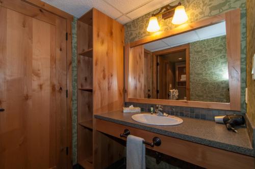 Un baño de Fox Hotel and Suites
