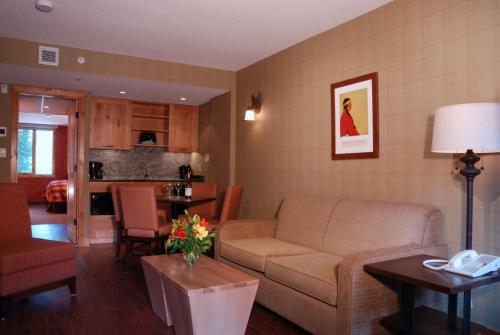 Una cocina o cocineta en Fox Hotel and Suites