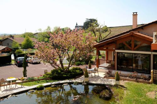 Jardín al aire libre en Logis Hotel Des Grands Vins