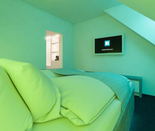 um quarto com uma cama num quarto azul em smartel at The Unbrexit em Ahaus