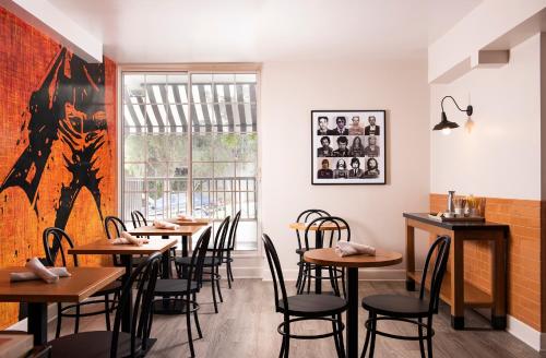 Montrose at Beverly Hillsにあるレストランまたは飲食店