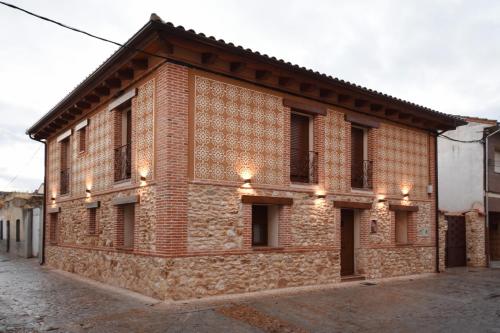 a brick building with lights on the side of it at Señorío de los Fonseca in Coca