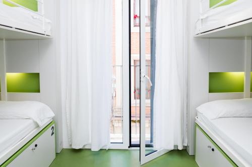 Un ou plusieurs lits superposés dans un hébergement de l'établissement Sant Jordi Hostels Gracia