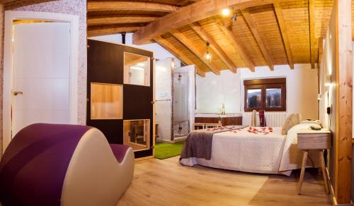 1 dormitorio con 1 cama y 1 mesa en una habitación en Tantra Love, en Lancharejo