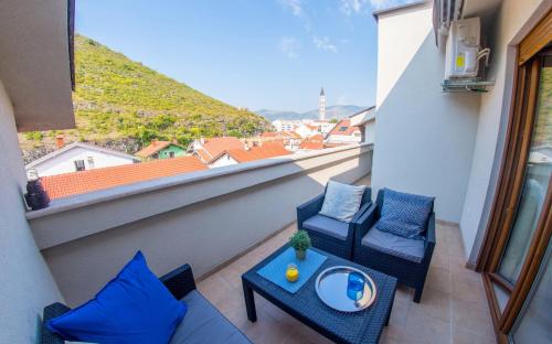 - Balcón con 2 sillas y mesa en Studio Apartment Morning Star en Mostar
