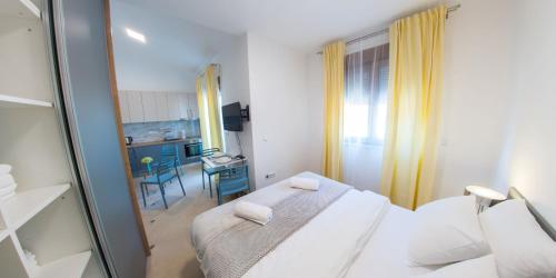 - une petite chambre avec un lit et un miroir dans l'établissement Studio Apartment Morning Star, à Mostar