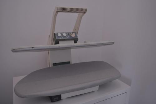 a shelf with a light on top of a machine at Ithaca in Perdhika