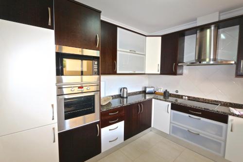 A kitchen or kitchenette at Villa Gustas 150 - Clever Details