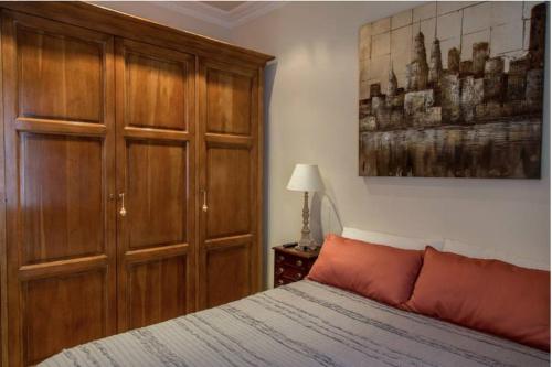 ログローニョにあるApartamento en Casco Antiguoのベッドルーム1室(ベッド1台付)、大きな木製キャビネットが備わります。