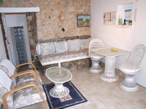 a room with chairs and a table and a bench at Casa Helena in Aljezur