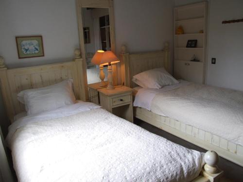 アルジェズールにあるCasa Helenaのベッドルーム1室(ベッド2台、テーブルの上にランプ付)